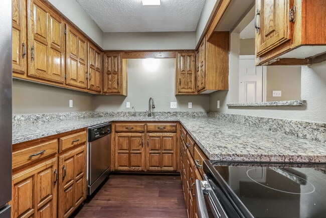 Building Photo - 520 E Lark Ct