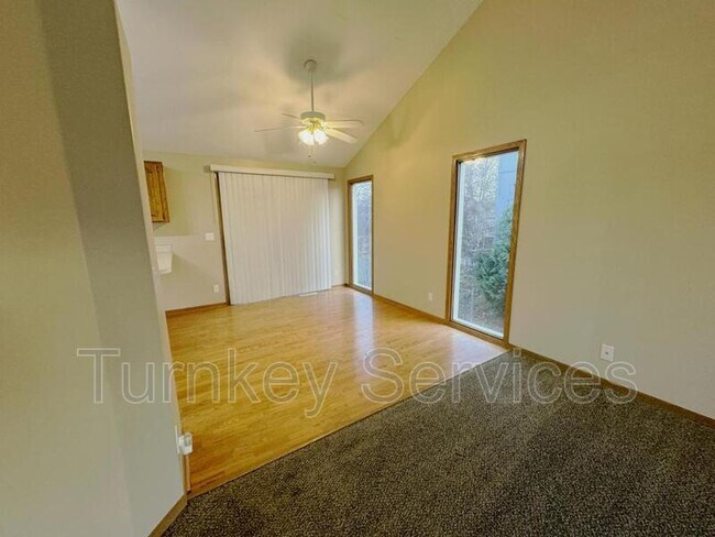 Building Photo - 2107 Queen Dr