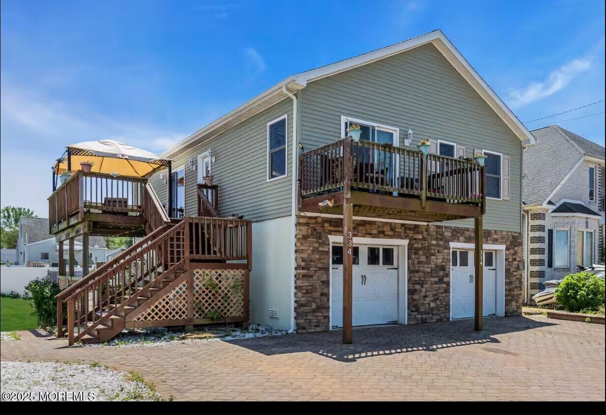 Primary Photo - 334 E Bayview Ave