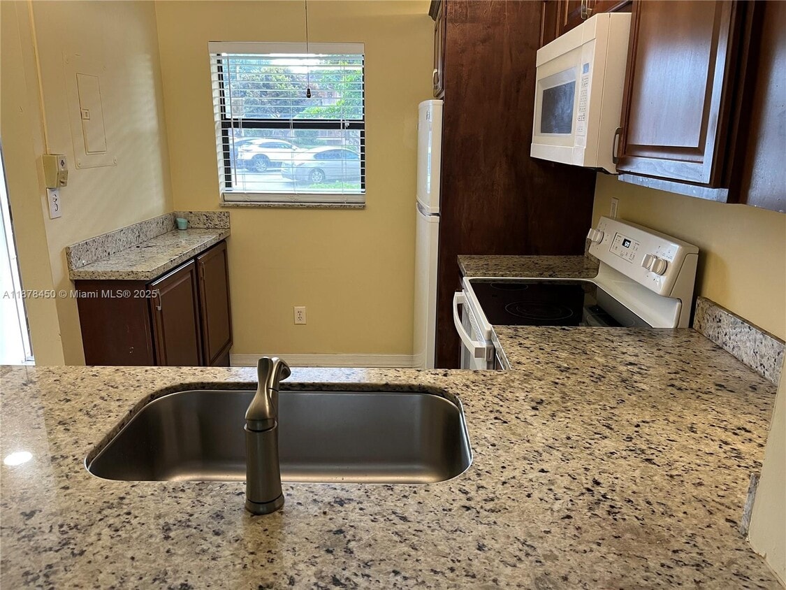 Foto principal - 10401 NW 11th St
