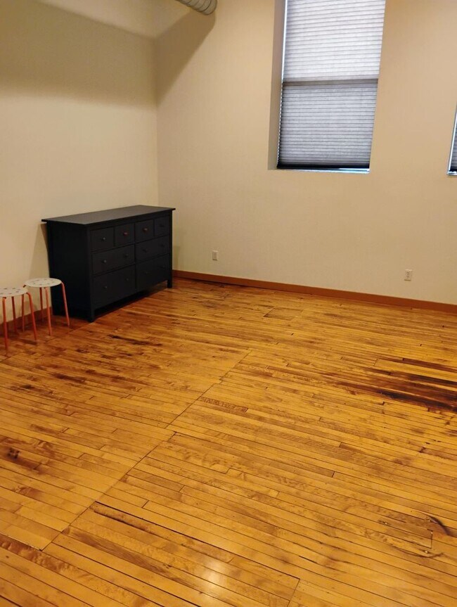 Foto del edificio - 1 BEDROOM 1.5 BATH IN DOWNTOWN CHAMPAIGN
