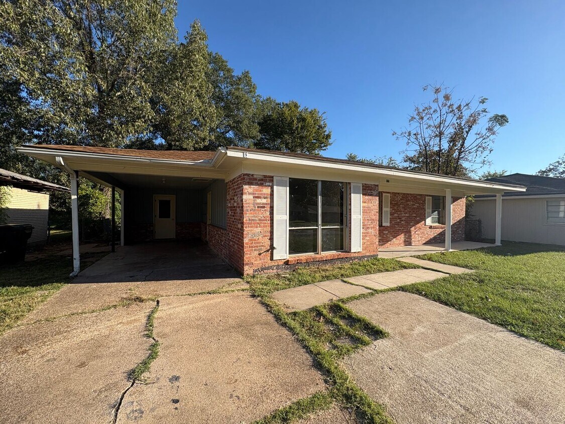 Primary Photo - Gorgeous 3 bedroom/1 bath home with living...