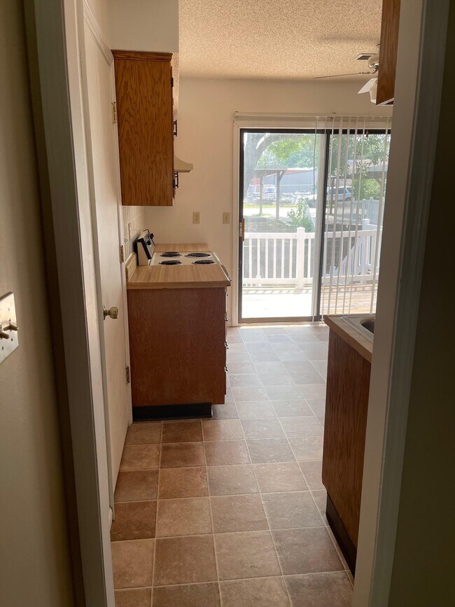135 N Washington St Unit 135 N Washington St Apt 3, Clinton, MO 64735