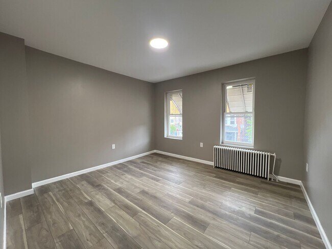 Foto del edificio - Beautiful updates in this spacious 3-bedro...