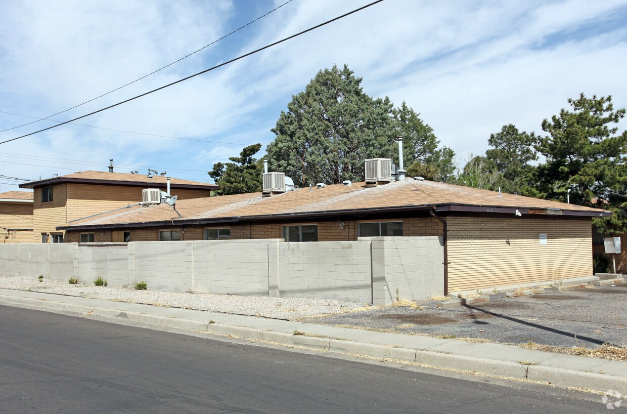 Building Photo - 541-545 Palomas SE