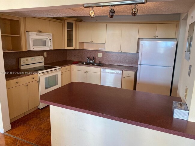 Building Photo - 1410 S Ocean Dr