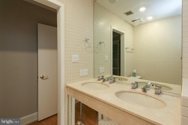 Building Photo - 2219 Delancey Pl