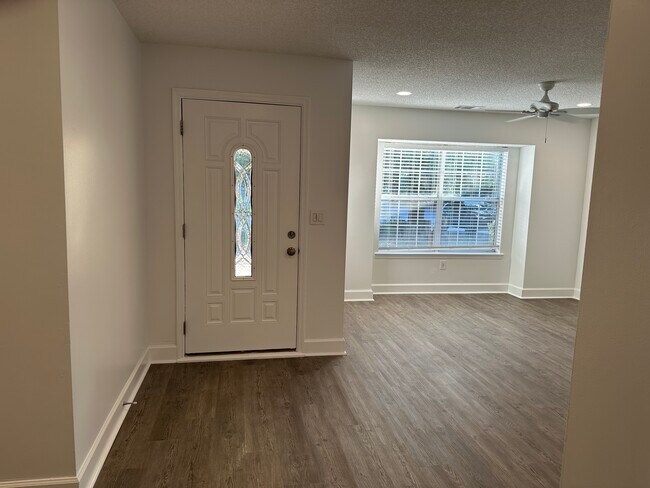 Foto del edificio - 8 Saint Ives Dr