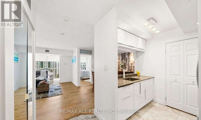 Building Photo - 285 Enfield Pl