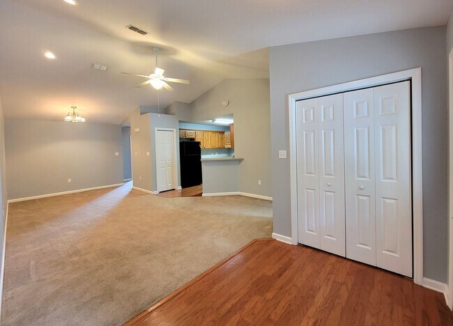 Foto del edificio - 3 bedroom townhome for rent July 6, 2026  renting for $1775
