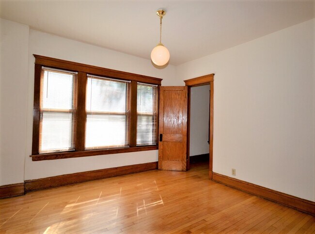 Foto del edificio - 3810 N Greenview Ave