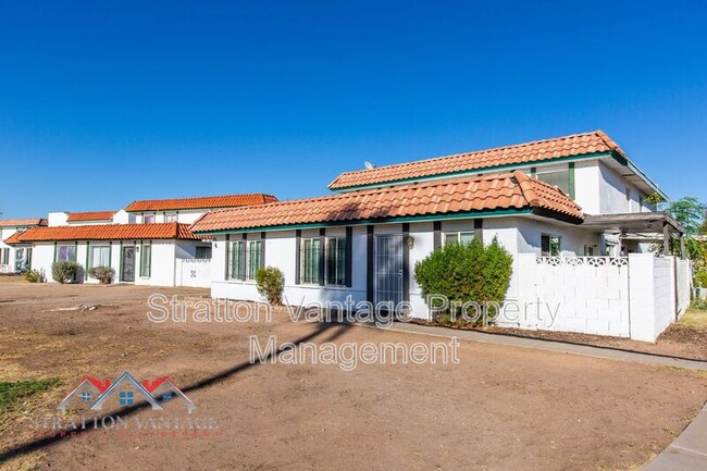 Building Photo - 2132 W Glenrosa Ave