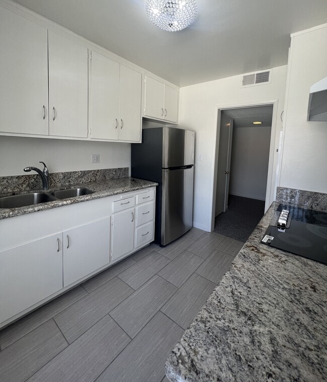 kitchen - 801 S Lucerne Blvd