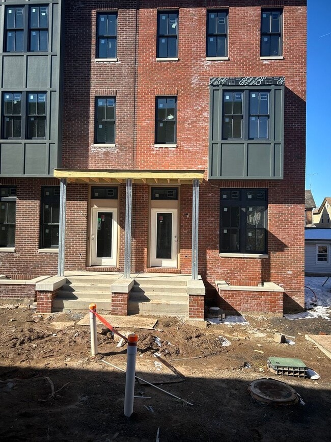 Building Photo - Townhome for Rent in Newtown's Exclusive L...