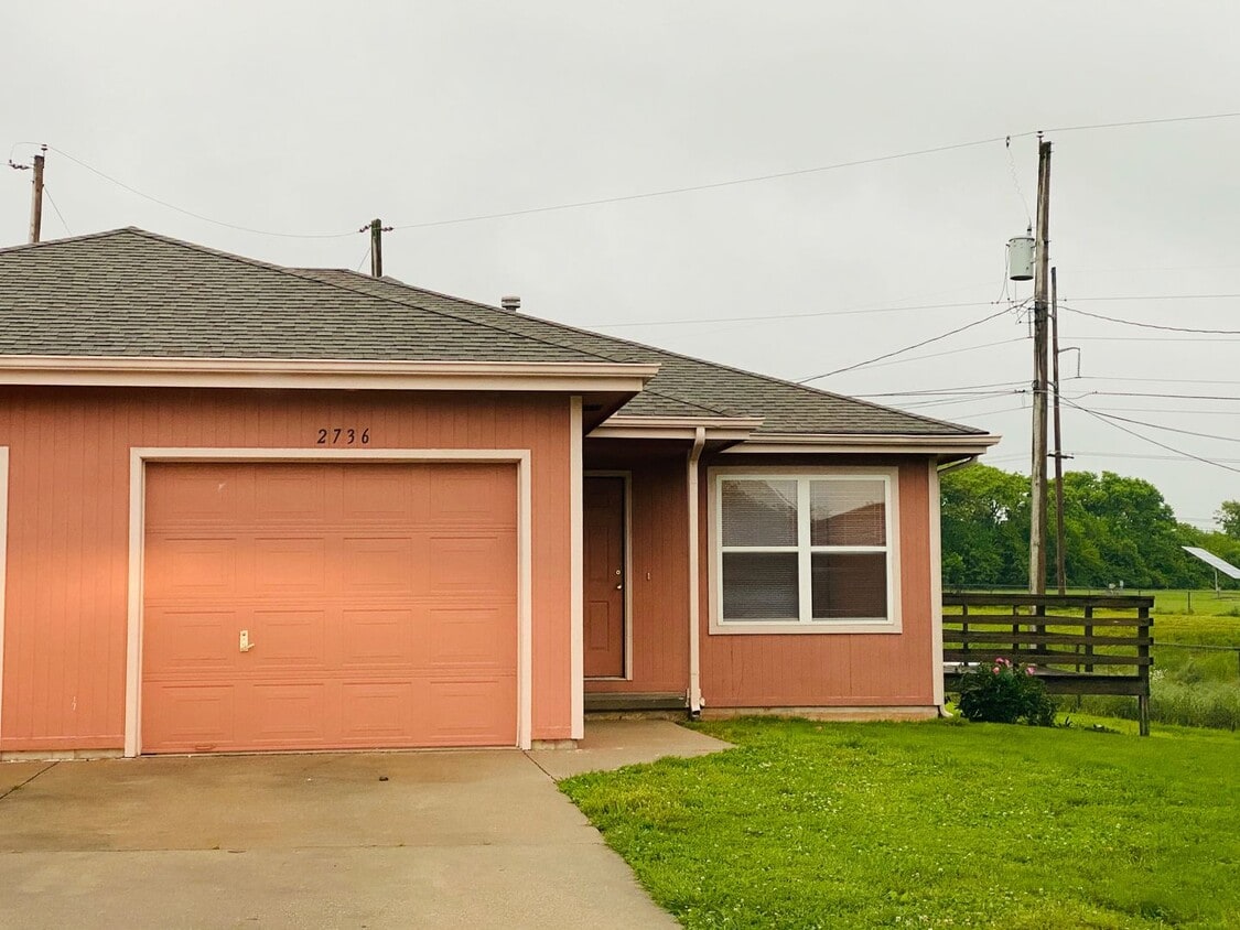 Primary Photo - 2 Bed 2 Bath 1 Car Garage Flat Duplex- $30...