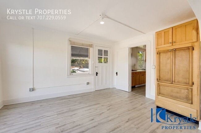 Building Photo - Beautiful apartment with large patio
