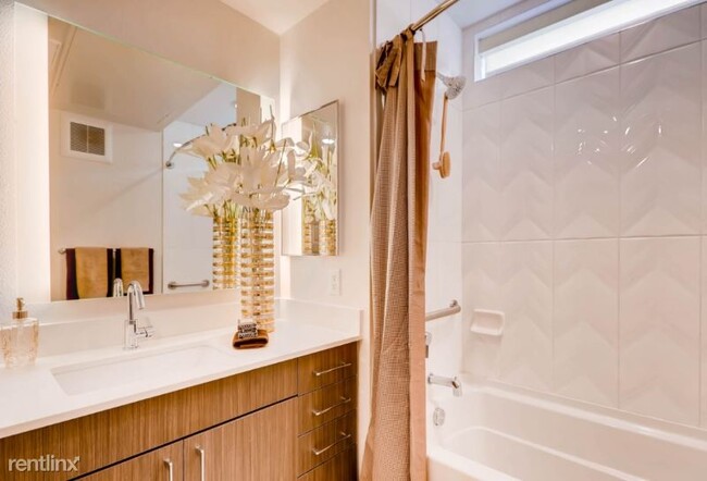 Foto del edificio - 1 br, 1 bath Apartment - 4556 Kittredge St