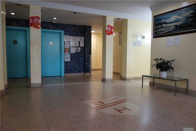 Foto del edificio - 143-40 Roosevelt Ave