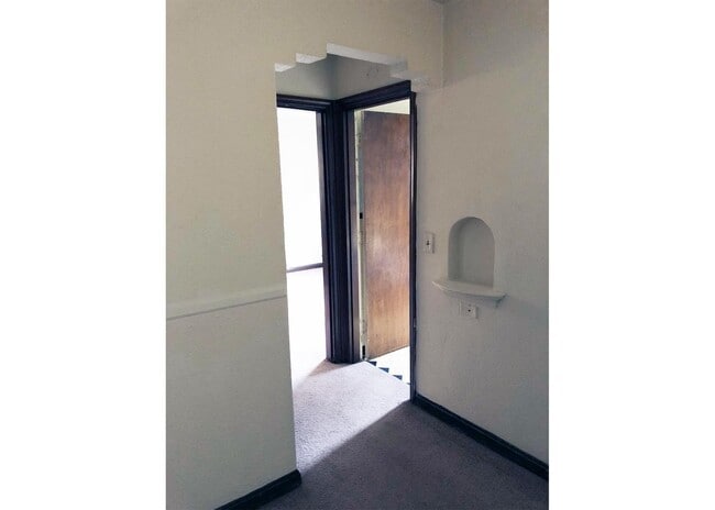 Building Photo - 948 Ludlow Ave