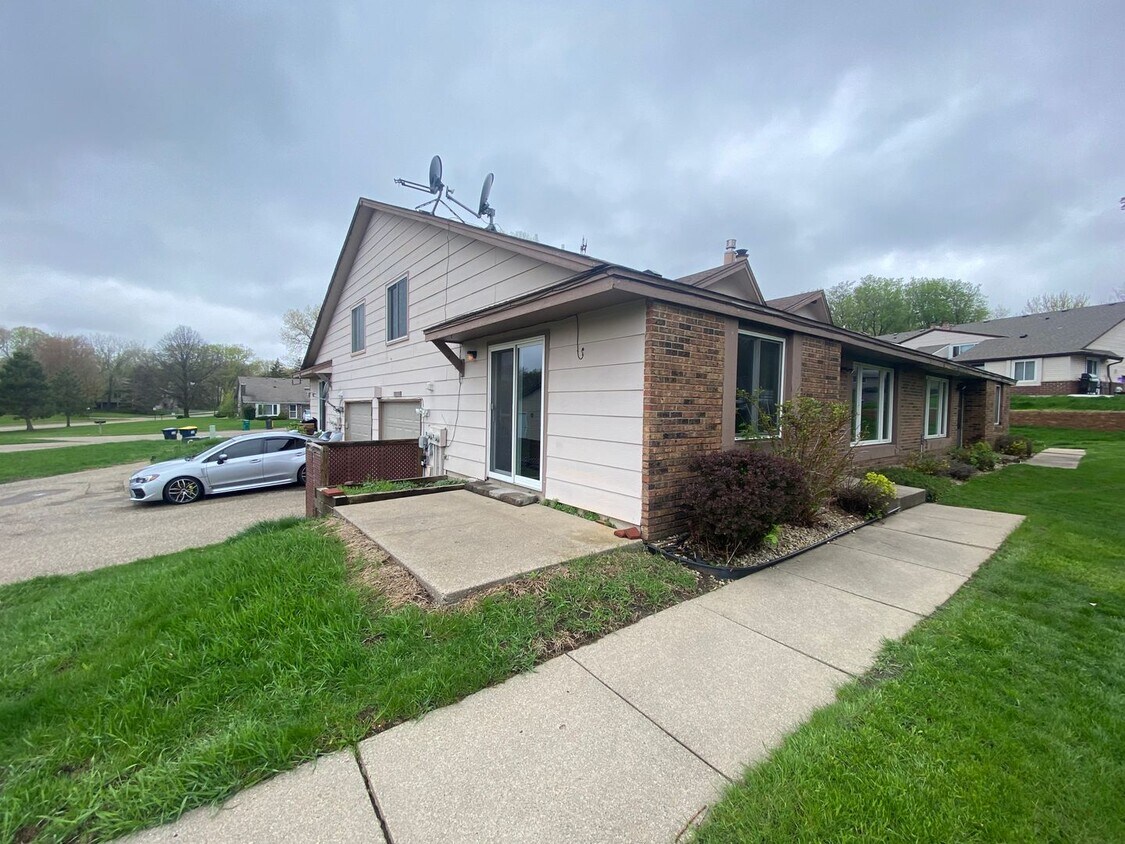 Primary Photo - New Renovated 2br/1ba Townhome in Apple Va...