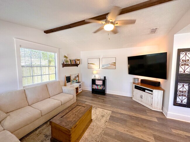 Building Photo - 314 La Paloma Pl