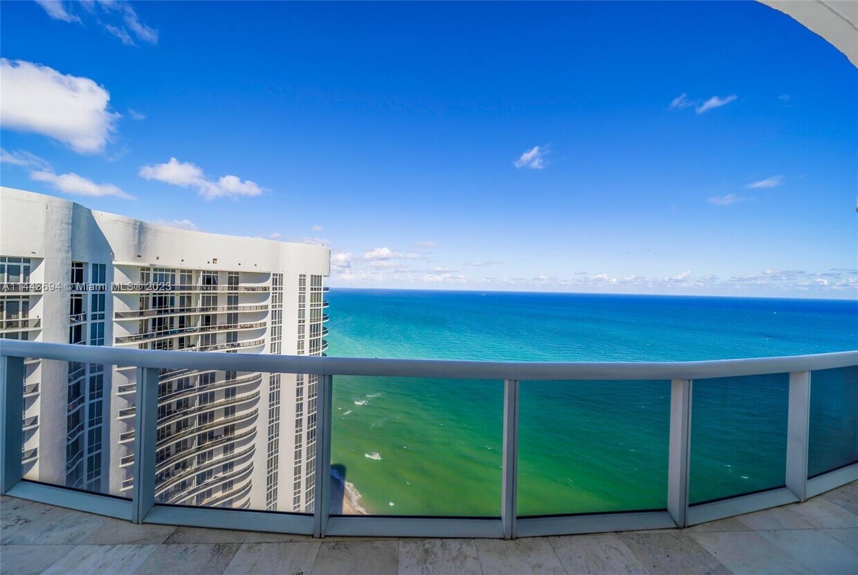 Primary Photo - 15811 Collins Ave