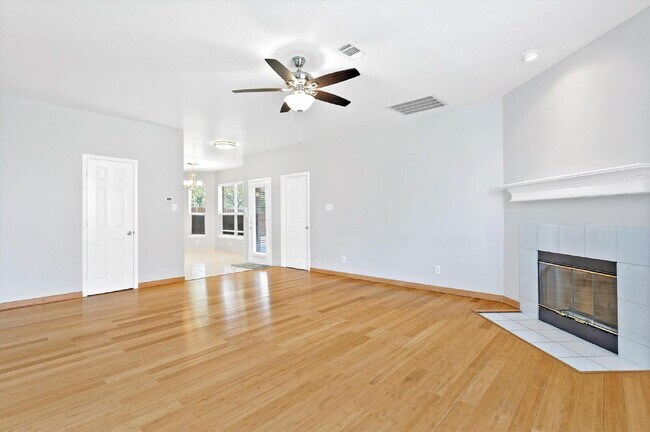 Foto del edificio - Spacious Richardson Home in Plano ISD with Patio, Fenced Backyard & 2-Car Garage