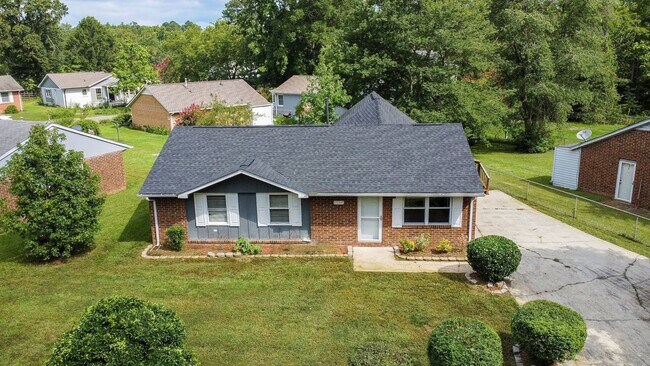 Building Photo - Three Bedroom Home!