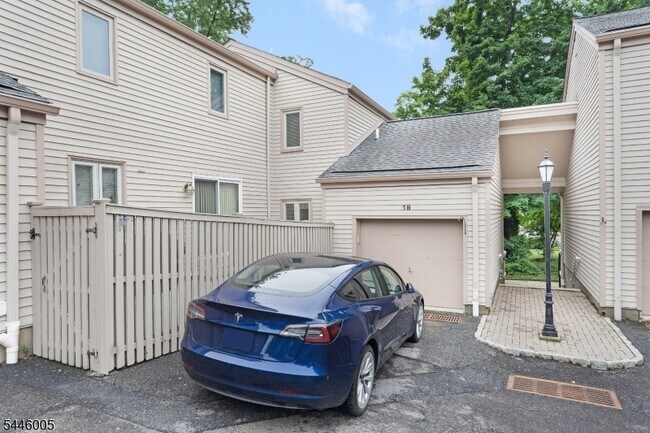 Foto del edificio - 5E Somerset Hills Village