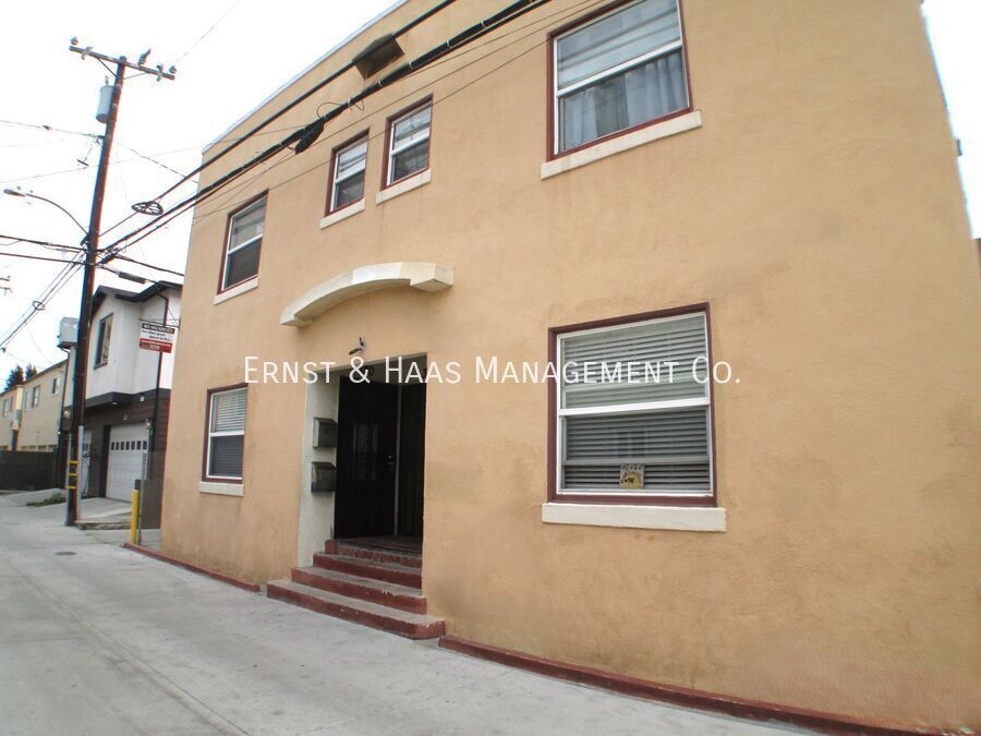 Primary Photo - 320 N Nylic Ct