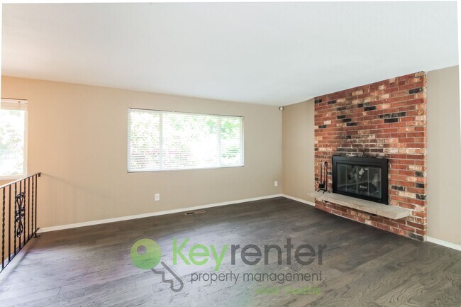 Building Photo - Spacious 4 Bedroom with Open Floor Plan and AC