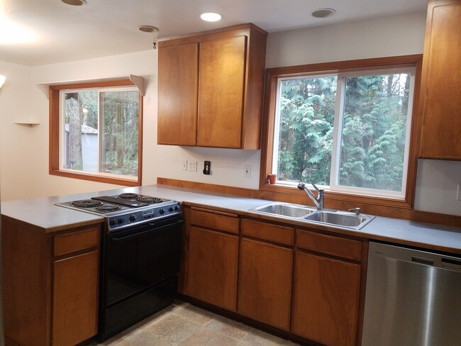 Building Photo - 4 Bedroom Poulsbo Home