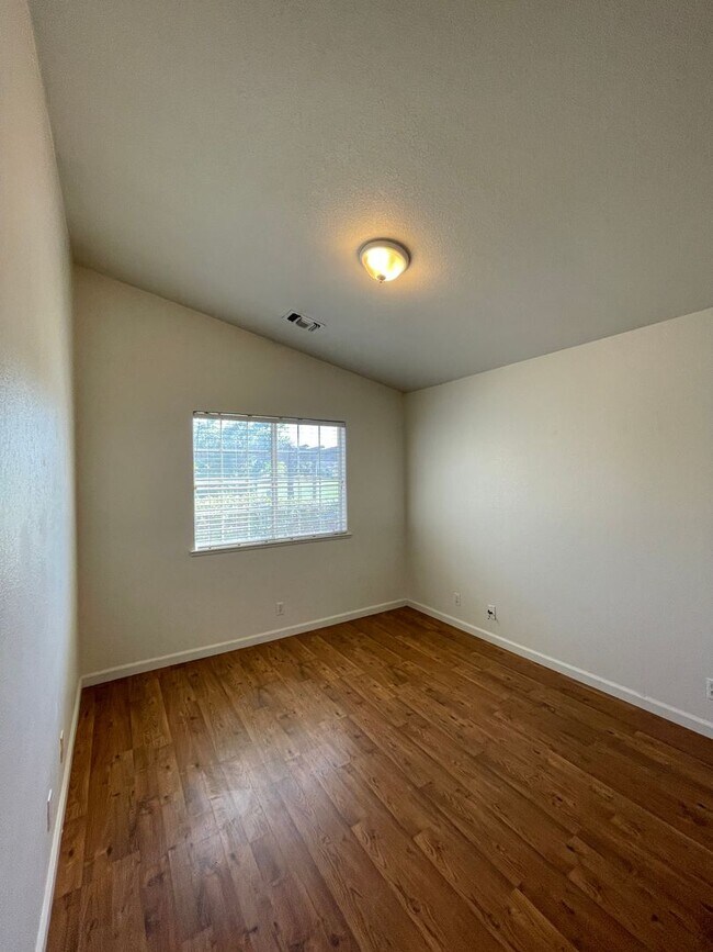 Building Photo - Beautiful 3 Bedroom 2 Bath Single Family Home Available 10/15/2025