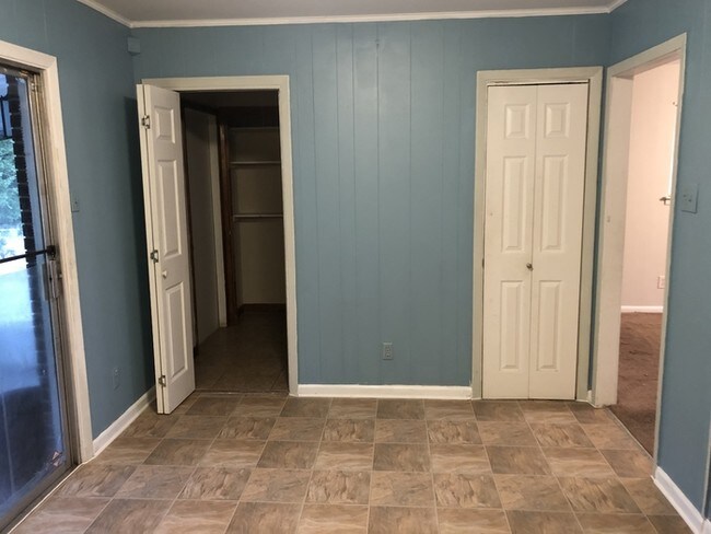 Building Photo - 3800 Willow Cir