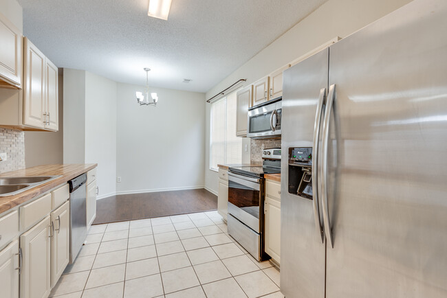 Foto del edificio - 6514 Lake Mill Ct