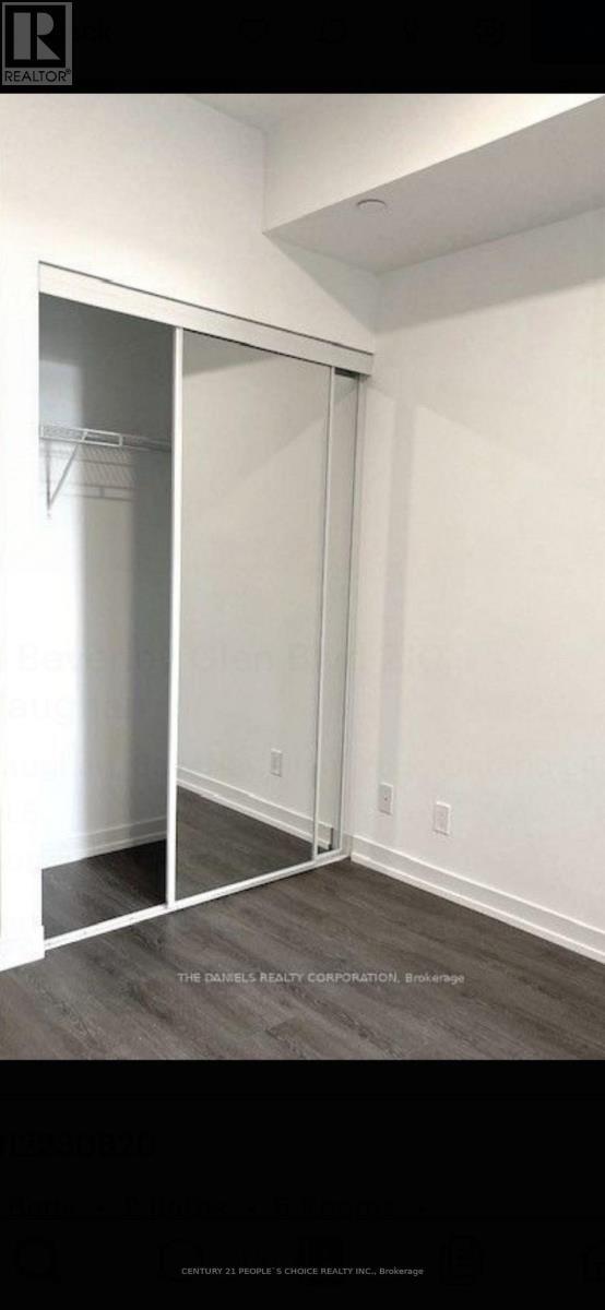 Photo du bâtiment - 210 Beverley Glen Blvd