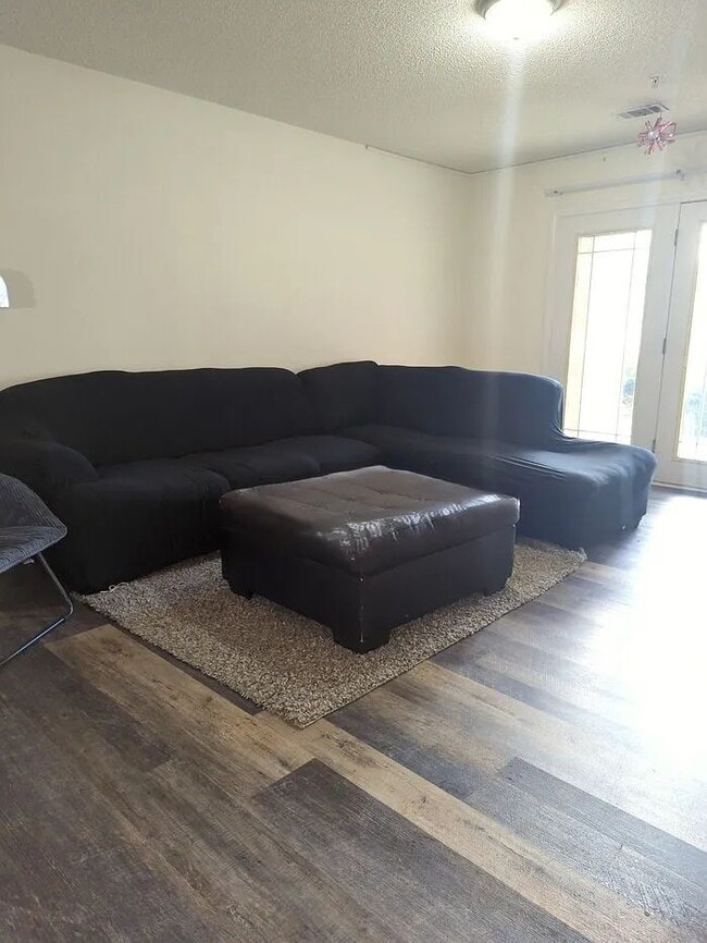 Foto del edificio - Single Room w/ Private Bathroom in Hart's Cove