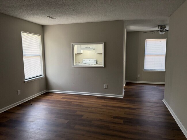 Building Photo - Fully Renovated 2 bed/ 2 bath Duplex! Available Now!