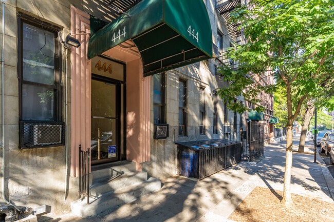Entrada - 444 W 48th St