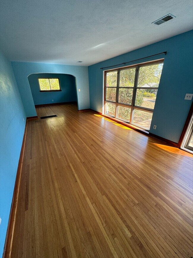 Photo - 1501 Akins Drive House