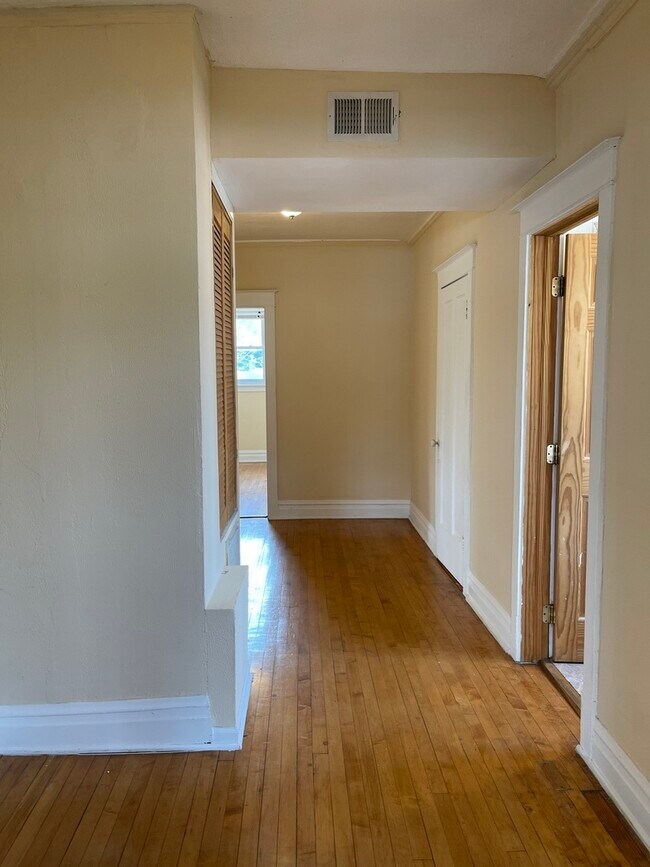 Building Photo - 846 Circle Ave