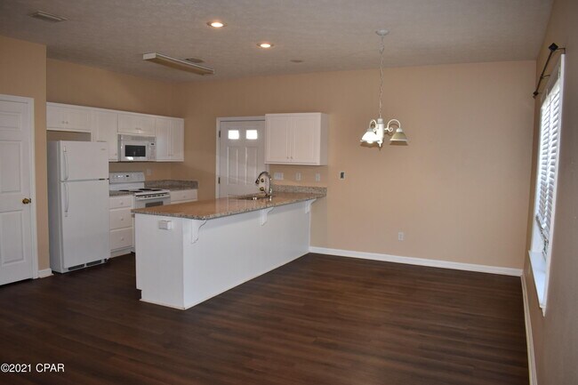 Building Photo - 1405 E 14th St