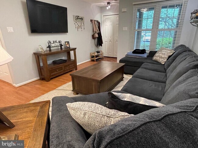 Foto del edificio - 404 Summerhill Ct