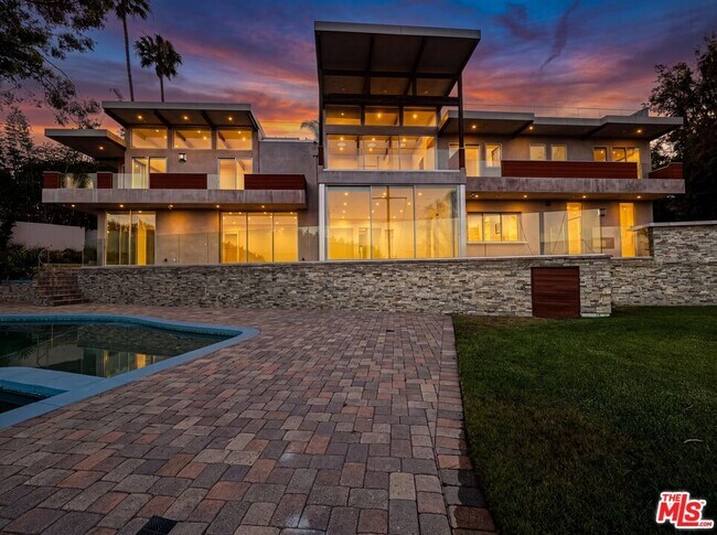 Building Photo - 770 Paseo Miramar