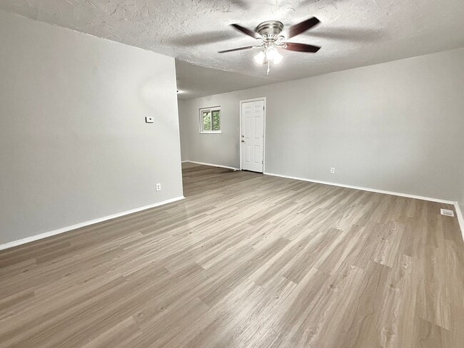 Building Photo - 3 bed 2 bath Great Neighborhood!!