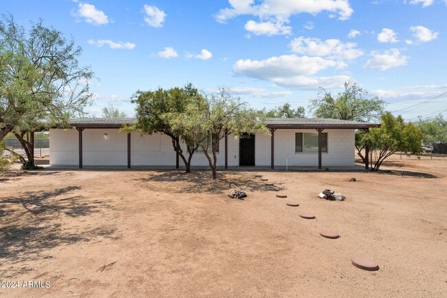 Building Photo - 3329 E Greenway Ln