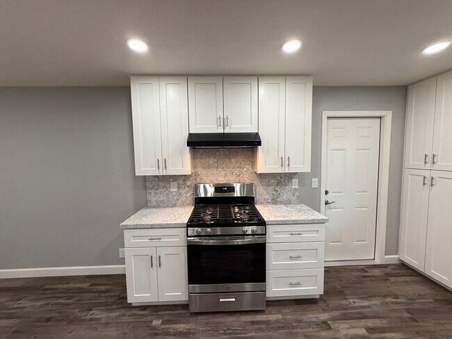 Foto del edificio - Newly remodeled 3 bedroom in the heart of ...