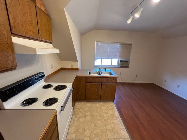 Building Photo - 1/1 Updated Unit in Triplex