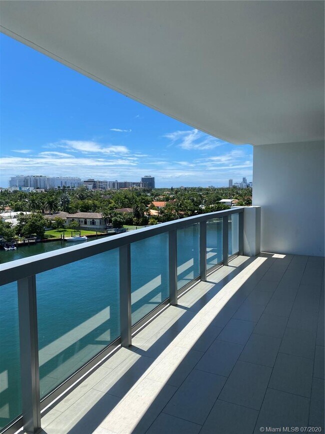Building Photo - 9261 E Bay Harbor Dr