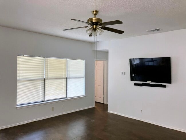 Building Photo - 7435 Longing Trl